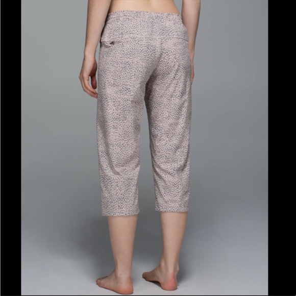 Lululemon Step Lively Crop Dottie Dash Grain - Picture 5 of 14